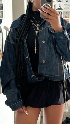 Classy Hipster Outfits, Denim One Piece Outfit, Outfit Ideas With Denim Jacket, Scholar Aesthetic Outfit, Formal Streetwear Women, Study Outfit College, Manchester Outfit, Jean Jacket Outfits Black Women, Jeans And Boots Outfit