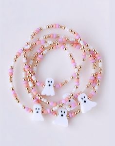 Pink Halloween Bracelet, Beading Bracelets Ideas, Halloween Beaded Bracelet, Boo Bracelet, Halloween Bracelet Ideas, Ghost Bracelet, Pastel Ghost, Halloween Bracelet, Halloween Beads