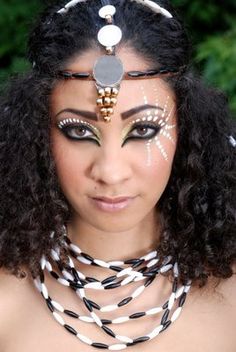 White Dots On Face Makeup, Festival Face Paint Dots, Boho Face Paint, White Face Paint Ideas, Dot Face Paint, Gold Face Paint, African Face Paint, Warrior Makeup, Carnaval Make-up