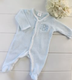 Paty Baby Boys Footed Onesie is the perfect take-home outfit for your newborn baby boy. Crafted from lightweight, soft, and stretchy knitted fabric, this onesie offers all-day comfort and coziness, making it ideal for year-round wear. Plus, it can be personalized with embroidered names or initials, making it a thoughtful and unique gift for a baby shower or special occasion. Whether you're dressing your baby for their first moments at home or looking for a meaningful keepsake, this onesie make a Baby Boy Monogram, Baby Taylor, Personalized Baby Onesies, Outfit Baby Shower, Boy Monogram, Twin Outfits, Personalized Baby Boy, Going Home Outfit, Layette Set