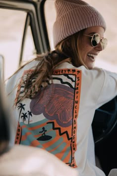 #fashion #surfergirl #surf #surfgirl #vanlife #surfoutfit #campervan #lifestyle #surflifestyle #organiccotton Surf Outfit Women, Wave Sweatshirt, Surfer Outfit, Sweat Vintage, Style Surf, Surf Brands, Surfer Girl Style, Surfer Style