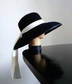 A classical New Look shape hat with Audrey vibes. Hand made to measure. Diameter: cca 42 cm Crown depth: cca 10 cm Available only in black at the moment Audrey Hepburn Hat, The Royal Romance, Derby Attire, Custom Fitted Hats, Paris Streets, Audrey Hepburn Inspired, Cafe Paris, Black Wear, Cloche Hats