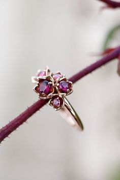 قلادات متدلية, Bijoux Art Nouveau, Lily Of The Valley Flowers, Valley Flowers, Romantic Gifts For Her, Flower Cluster, Custom Ring Designs, Pink Colour, Unique Ring