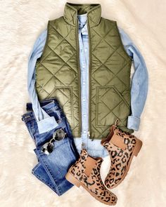 Green Vest Outfit, Mode Tips, Vest Outfit, Green Vest, Mode Boho, Winter Outerwear, Outerwear Vest