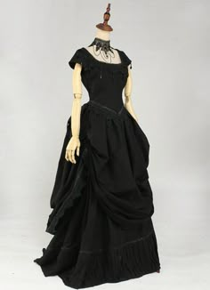 Historical Dresses Victorian, Black Victorian Dress, Ball Gowns Victorian, Victorian Bustle Dress, Dresses Victorian, Gothic Victorian Dresses, Vampire Oc, Victorian Bustle, Pretty Gowns