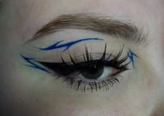 Lighting Eyeliner, Creative Eyeliner Ideas, Wave Eyeliner, Alt Eyeshadow, Graphic Liner Makeup Hooded Eyes, Black Graphic Eyeliner Simple, Simple Graphic Eyeliner, Eyeliner Ideas Creative, Cool Eyeliner Designs