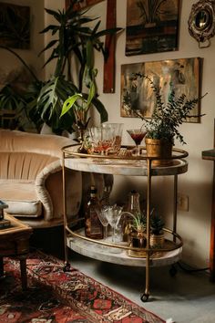 vintage bar cart styling with an oval bar cart in an eclectic living room next to a velvet couch Round Bar Cart Styling, Vintage Bar Cart Styling, Bar Cart Styling Ideas, Bar Cart Inspo, Bar Cart Inspiration, Bar Cart Ideas, Round Bar Cart, Modern Bar Cart, Diy Bar Cart