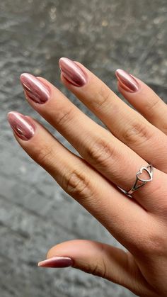 las amooo Winter Nye Nails, Pink Chrome Nails Christmas, Pink Nails Gold Chrome, Dusty Pink Chrome Nails, Mauve Nails With Chrome, Chrome Mauve Nails, Nails For Rose Gold Dress