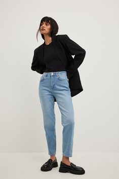 These mom jeans are stretchy and feature a high waist. They have a five-pocket design and raw details. Inseam Length in Size 36: 69 cm / 27 in. Waist in Size 36: 35,5 cm / 13.97 in. Seat in Size 36: 46,5 cm / 18.3 in. Light Blue Mom Jeans Outfit Winter, Shoes For Mom Jeans, Ripped Mom Jeans Outfit, Light Jeans Outfit, Light Blue Jeans Outfit, Mom Jeans Outfit Winter, Womens Low Rise Jeans, Mom Jeans Ripped, Straight Leg Jeans Outfits