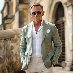 Cream trousers with a white shirt and green blazer, complemented by a matching white pocket square, exude sophisticated summer elegance Linen Blazer Men, Daniel Craig Style, Bond Outfits, Summer Wedding Suits, Bond Style, Mens Business Casual, Chique Outfit