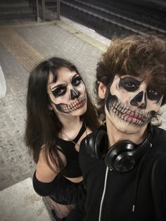 Skeleton Couple Costume, Skull Face Paint, Horror Halloween Costumes, Me And Who, Creepy Halloween Makeup, Cute Halloween Makeup, Skeleton Makeup, Halloween Makeup Pretty, Duo Halloween Costumes