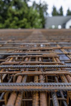 steel bars are stacked on top of each other in order to be used for construction