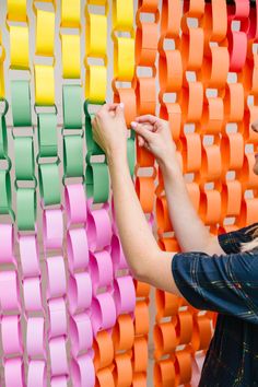 DIY Basketweave Paper Chain Backdrop Tutorial! | The Pretty Life Girls Diy Basket Weaving, Paper Chain, Pretty Life, Paper Chains, Diy Basket, Pretty Party, Diy Storage Furniture, Pink Paper, Woven Paper