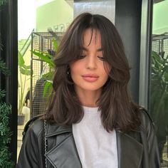 Brunette Kitty Cut with Swoopy Layers Layers Around The Face Medium, Haircuts For Short Length Hair, Haircut Summer 2024, Elizabeth Hairstyle, Haircuts For 2024 Women, Shoulder Length Hairstyle Women, Summer Haircuts For Medium Hair, Summer Haircuts 2024, 90s Shoulder Length Hair