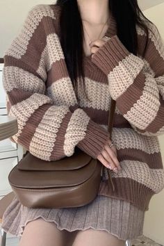 Cozy Summer Outfits, Brown Striped Sweater, Aesthetic Sweaters, Oversize Pullover, Pull Oversize, Chic Shirts, Knitted Tops, Loose Outfit, Oversized Pullover