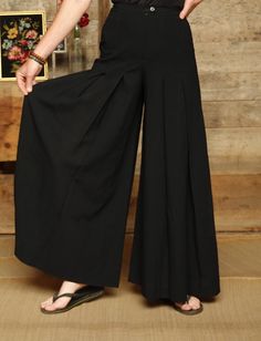 Black pleated culotte skirt, perfect fit, fitted then flared, almost Japanese - Heavy draped fabric, Woolmark. Front zip and button closure. It is long, at the feet, the model measures 1.70m. Size 34/36 XS - Vintage made in France - Gratz University - 60s/70s Size: 34/36 - XS Materials: 100% Woolmark (wool) Patterns: plain Black color Condition: very good Brand: Gratz University Period: 60/70 Manufactured: France My shipments are made by tracked letter or colissimo. No worries about shipping costs, I refund shipping overages. Thank you for stopping by Between the Flowers! Elegant Pleated Cotton Bottoms, Fitted Wide Hem Bottoms For Spring, Fitted Bottoms With Wide Hem For Spring, Formal A-line Stretch Bottoms, Stretch A-line Bottoms For Formal Occasions, Chic A-line Pleated Bottoms, Spring Wide Leg Bottoms With Folds, Summer Wide Leg Bottoms With Folds, Chic Pleated Wide Leg Culottes