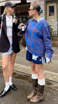 Layered Shorts Outfit, Fall Hoodie Outfits Women, Plaid Skirt Street Style, Layered Street Style, Cphfw 2024 Street Style, American Aesthetic Outfit, Fall 2025 Outfits, Tokyo Outfits Fall, Europe Outfits Cold