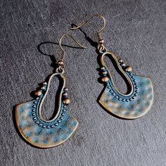 Antique Copper Verdigris Blue Green Patina Gothic Hammered Open Shield Earrings Material: Antiqued Copper Plated Brass And Pewter Metal With Verdigris Blue Green Patinas Color: Antiqued Copper, Verdigris Blue Green Patina Size (Average/Approximate): See Photos Shape: Round Quantity: 1 Pair Photo Shape, Patina Color, Green Patina, Crescent Moon Earrings, Swirl Earrings, Pewter Metal, Kendra Scott Earrings, Dainty Studs, Jewelry Antique