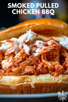 Smoked pulled chicken topped with coleslaw on a bun Smoker Chicken, Pulled Chicken Recipe, Smoked Pork Recipes, Pulled Chicken Recipes, Making Sandwiches, Grilled Chicken Recipes Easy, Smoked Recipes, Bbq Recipes Grill