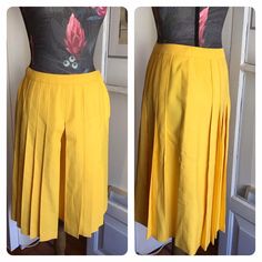 Amazing costume made original from the 70s pleated SKIRT pants. Made in a vibrant cotton canary yellow has a lateral zip. In perfect condition. Size: S/M Measures: Waist- 75 cm Hips- 100 cm Waist to crotch height- 32 cm Total height- 60 cm National and International shipping signed for with tracking number for all items of this shop. Retro Summer Pleated Skirt, Retro Fitted Cotton Pleated Skirt, Fitted Yellow Lined Pleated Skirt, Fitted Yellow Pleated Lined Skirt, Vintage Pleated Bottoms For Spring, Pleated Yellow Skirt For Work, Retro Knee-length Pleated Skirt, Vintage Yellow Cotton Skirt, Retro Fitted Pleated Bottoms