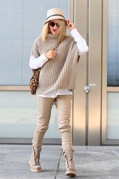 Light Neutral Outfit Ideas, Cream Pants Outfit Women, Cream Outfits For Women, Fall Neutral Outfits, Neutral Outfits Women, All Beige Outfit, Neutral Tone Outfits, Matching Sneakers, Neutral Color Outfits