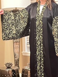 Long black abaya kaftan kimono style with gold Arabic letters embroidery. Free size. Comes with belt. Embroidery Calligraphy, Simple Linen Dress, Abaya Noir, Abaya Black, Letters Embroidery, Button Maxi Dress, Arabic Letters, Mix Match Outfits, Black Abaya