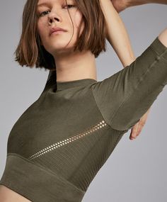 Débardeur sans coutures - T-Shirts - Par produit - OYSHO SPORT | Oysho Alo Yoga Outfit, Women Fitness Photography, Sportswear Details, Yoga Workout Clothes, Girl Trends, Garment Industry