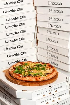 Uncle O's Kitchen Pizza Station, Pizza Box Design, Creative Pizza, Pizza Photo, Pizza Branding, Pizza House, Food Videography, Pizza And Beer, Pizza Bar