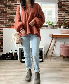 Earthy loose outfit, granola Minimalist Granola Outfit, Loose Jeans Outfit Summer, Gronala Girl Fall, Comfy Granola Girl Outfits, Business Casual Granola, Girly Granola Outfits, Fall Artsy Outfit, Professional Granola Outfits, Modest Granola Outfits