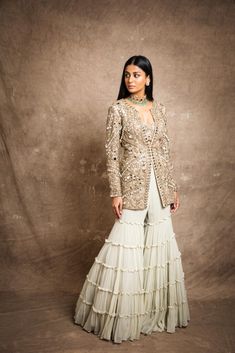 In this style, a long jacket is worn over a short kurta and sharara pants. The jacket can be heavily embroidered or adorned with intricate work, making it a stylish choice for weddings. Jacket Sharara, Pakistani Sharara, Bridal Sharara, Suit With Jacket, Sharara Pants, Desi Outfits, Traditional Wedding Attire, Jacket Blouse