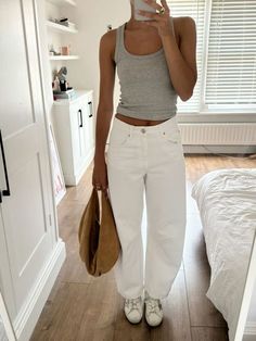 Outfit Inspo White Jeans, Uni Summer Outfits, White Jeans Outfit Aesthetic, Casual White Jeans Outfit, White Jeans Outfit Summer, White Pants Outfit, Everyday Fits, White Jeans Outfit, Best Winter Outfits