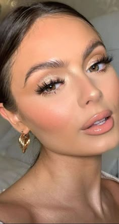 Simply Elegant Makeup, Makeup For Shiny Dress, Makeup Ideas For Prom Night, Glam Makeup No Eyeliner, Prom Makeup Looks Gold Dress, Makeup For Gold Dress Prom, Minimal Prom Makeup, Makeup For Gold Dress, Gold Dress Makeup