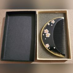 Vintage Japanese Kushi Comb With Box. Never Used. Beautiful! Korean Hair Accessories Traditional, Japanese Lacquerware, Japanese Hairstyle, Japanese Antiques, Accessories Vintage, Source Unknown, Box Color, Korean Hairstyle, Vintage Accessories