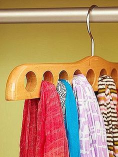 an image of clothes hanging from a rack on a hanger with the caption'enviar + salar '