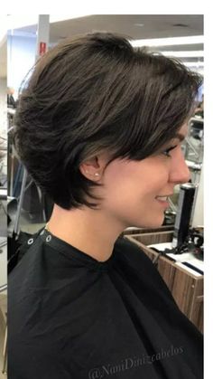 Este corte Short Layered Bob Haircuts, Short Haircuts With Bangs, Bob Cuts, Layered Bob Haircuts, Short Hairstyles For Thick Hair, Bob Haircuts For Women, Short Bob Haircuts, Penteado Cabelo Curto, Haircut For Thick Hair