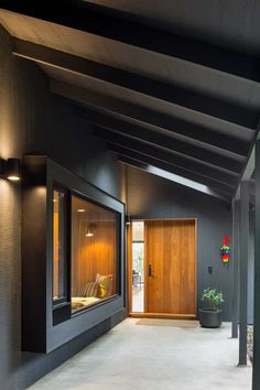 This mid-century ranch house gets a brilliant update in Portland Mid Century Modern Exterior, Mid Century Exterior, Built In Bench, Mid Century Modern House