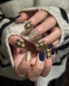 🌑🌙 ネイビーイエローのチェックネイル @nail_town.shop マグネットleaf🍃 __________________________ @chroma.___ 北堀江にあるプライベートサロン🪑 ニュアンス、韓国系、個性派なんでも歓迎します😉 予約はプロフィールリンクのLINEへ💬 空き情報はハイライトに更新中🤳 __________________________ #堀江ネイルサロン #アートネイル#inspiration#nailart #冬ネイル#絵画ネイル#人気ネイルデザイン #ニュアンスネイル#グラデーションネイル #gradationnail #artnails #네일디자인#네일디자인#美爪 Korean Fall Nails, Blue Yellow Nails, Plaid Nail Art, Beauty Nails Design, Plaid Nails, Stylish Nails Designs, Sweater Nails, Cat Eye Nails, Trendy Nail Art