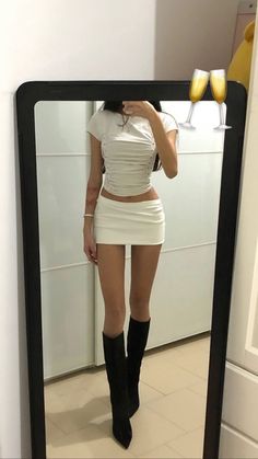 Short White Skirt Outfit, Tight Mini Skirt Outfit, Short Skirt Outfits, White Mini Skirt Outfit, White Skirt Outfit Summer, Tight Skirt Outfit, European Style Outfits, White Skirt Outfit, Girls Party Outfits