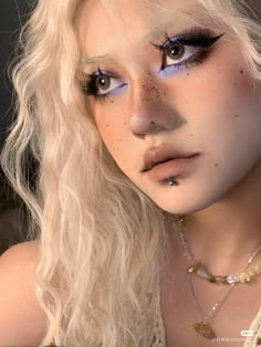 Ashnikko Makeup, Funky Makeup Creative, Funky Makeup Looks, Makeup Inspo Creative, Looking Up Reference, Funky Makeup, Drag Make-up, Alt Makeup, Graphic Makeup