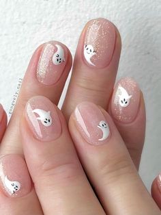 short halloween nails: ghosts Short Halloween Nails, Halloween Nails Easy, Cute Nails For Fall, Nagel Tips, Nails Now, Short Nails Art