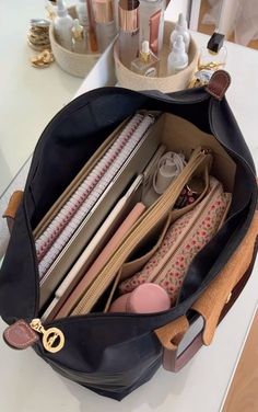 Bag Longchamp, Everyday Bag Essentials, Fashion Clothes For Men, Aesthetic Bag, School Bag Essentials, Inside My Bag, Bag For School, Longchamp Bag