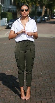 Olive Green Pants Outfit, Khaki Pants Outfit, Khakis Outfit, Green Pants Outfit, Jogger Outfit, Olive Green Pants, Cargo Pants Outfit, Joggers Outfit, Chic Shirts