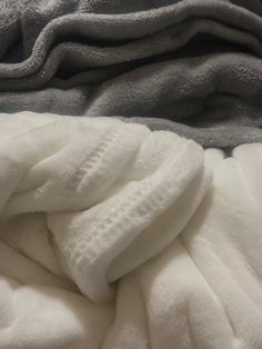 cozy Gray Blanket Aesthetic, Blankets And Pillows Aesthetic, Fluffy White Blanket Aesthetic, Aesthetic Blanket Pictures, Blanket Fluffy Aesthetic, Sherpa Blanket Aesthetic, White Blankets Aesthetic, Cream Blanket Aesthetic, Big Comfy Blanket