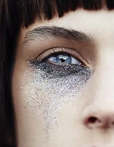 Glitter by Jeanne Bouchard for Rachell Smith for Wylde Mag… Editorial Make-up, Eye Makeup Glitter, Beauty Fotografie, Silver Makeup, Glitter Photography, Glitter Face, Eyes Lips Face, Foto Tips, Sopot