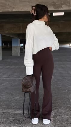 Leggings Outfit Winter, Brown Flares, Winter Pants Outfit, Brown Pants, Autumn Outfit