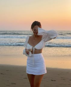 Aesthetic Beach Birthday, Beach Birthday Photoshoot, Poses Tips, Goa Outfits, 30 Aesthetic, Birthday Photoshoot Ideas, Core Aesthetics, Beach Party Outfits