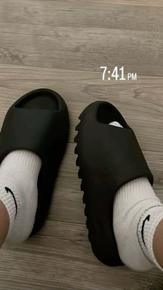 Cloud Slides, Pretty Sneakers, Shower Shoes, Trendy Shoes Sneakers, Dr Shoes, Pretty Shoes Sneakers, Shoes Outfit Fashion, Steyr