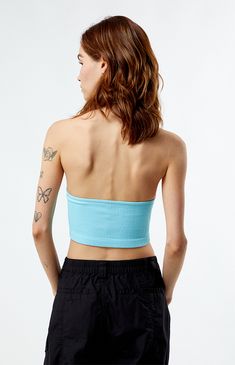 Introducing the Seamless Scoop Halter Top from Est. PAC 1980, crafted from seamless ribbed fabric for a sleek and comfortable fit. With its flattering scoop neckline, chic open-back design, and cropped fit, this top adds effortless style to any ensemble.


	Seamless ribbed fabric
	Good stretch
	Scoop neckline
	Fixed halter strap
	Open back design
	Cropped length
	Fitted
	94% polyamide, 6% elastane
	Hand wash
	Model is wearing a size small Womens Halter Tops, Halter Strap, Good Stretches, Ribbed Fabric, Back Design, Pacsun, Scoop Neckline, Halter Top, Effortless Style