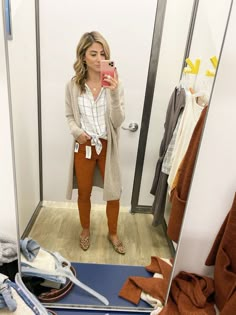 Bussines Casual Women Outfits Fall, Cinched Ankle Pants Outfit, Tennis Shoes Office Outfit, Business Casual Outfits Old Navy, Work Clothes Ideas For Women, Milenial Outfit Fashion 2023, Summer Family Reunion Outfit, Florida Casual Outfits, Church Outfit Pants Classy