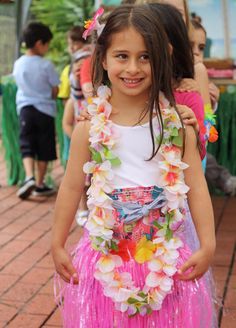 Hawaiian Luau party. I want to throw one this summer! Kids Luau Parties, Hawaiian Ideas, Kids Luau, Luau Ideas, Hawaiian Outfits, Hawaiian Luau Party, Luau Theme Party, Luau Birthday Party